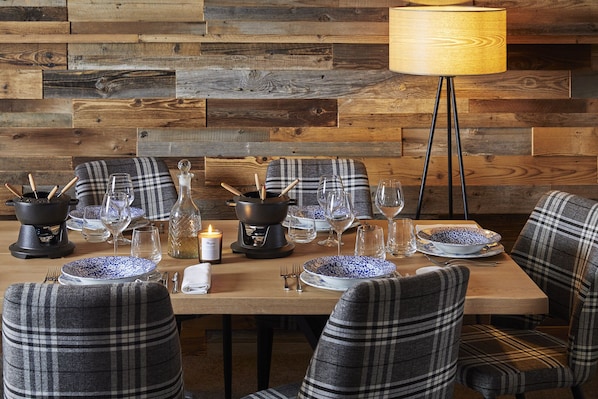 Suite (Large) | Living area