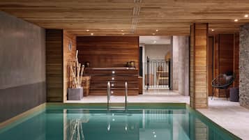 Piscina interna, funciona das 10h às 21h, guarda-sóis, espreguiçadeiras
