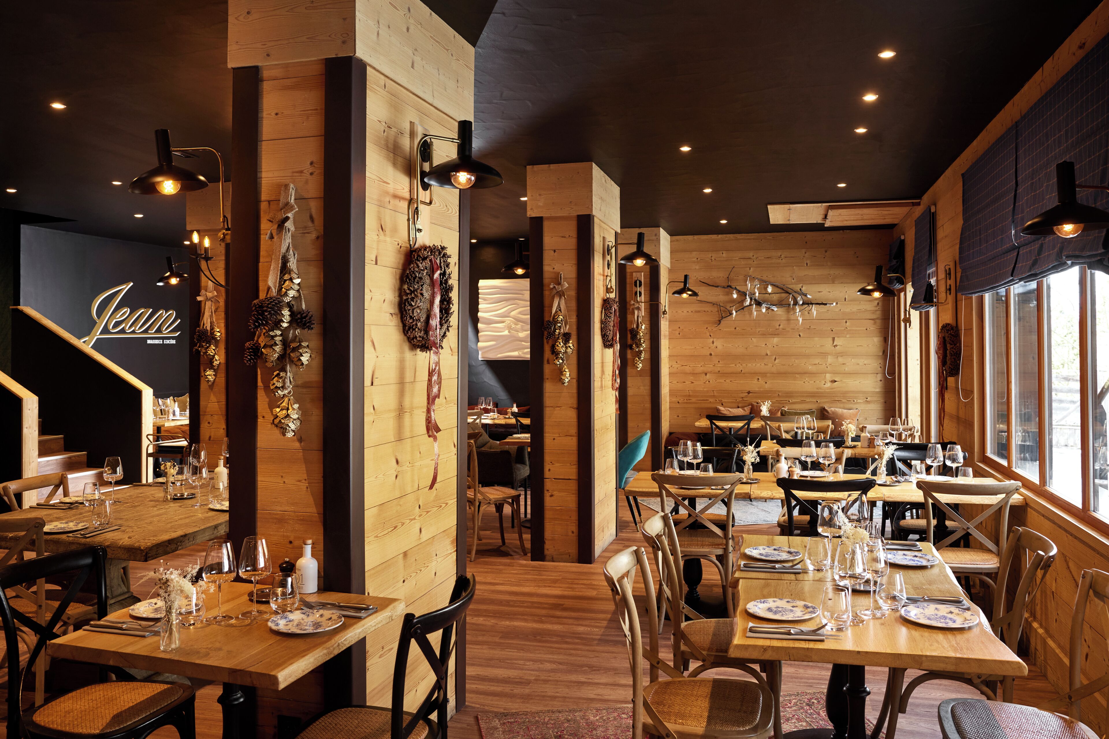 Un restaurante con paredes y mesas de madera dispuestas para comer.