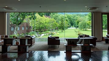 Lobby lounge