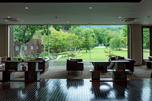 Lobby lounge