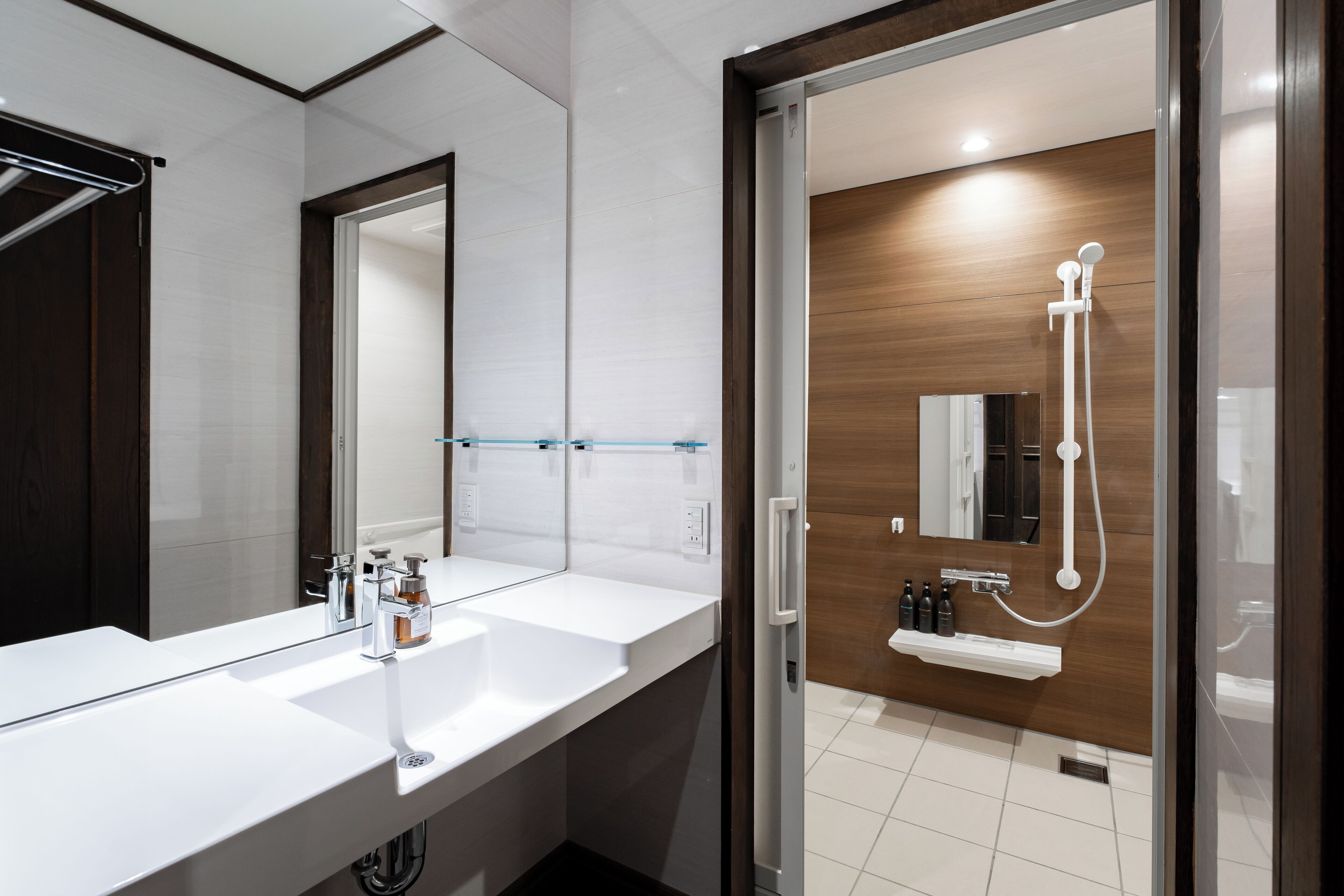 combined shower/bathtub, deep-soaking bathtub, free toiletries