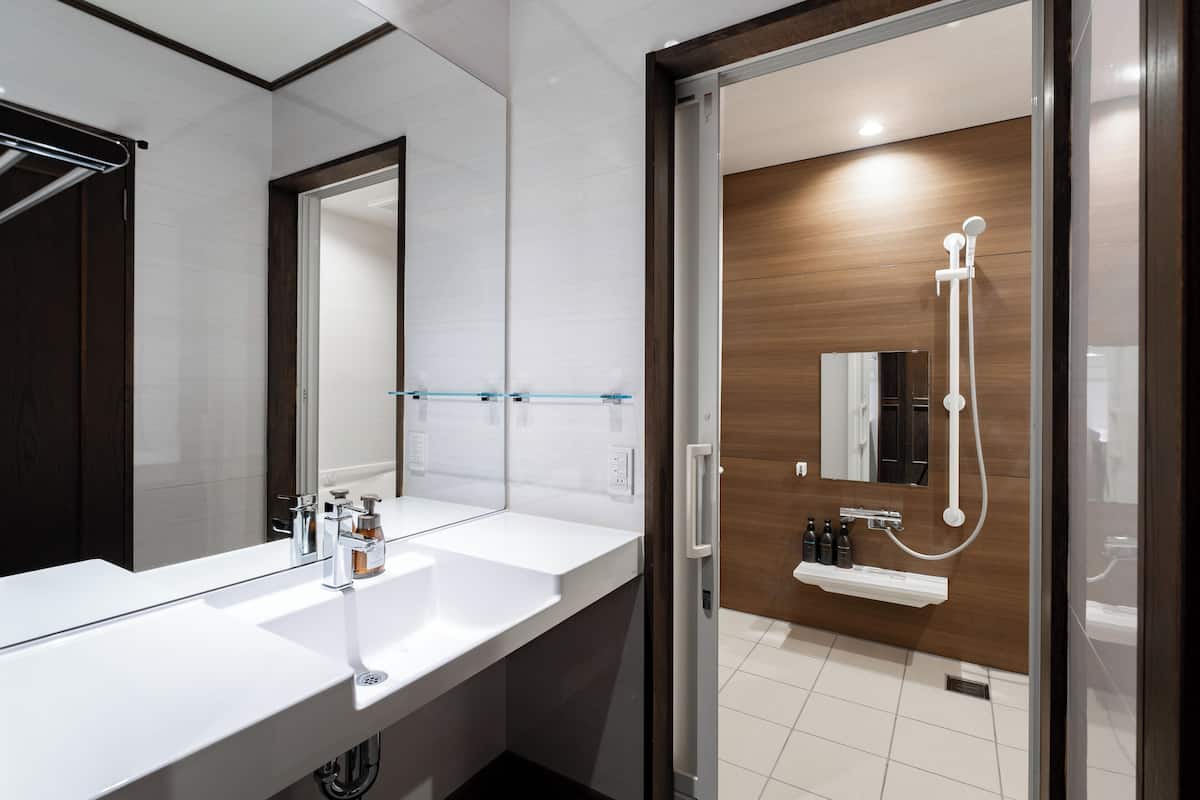 combined shower/bathtub, deep-soaking bathtub, free toiletries