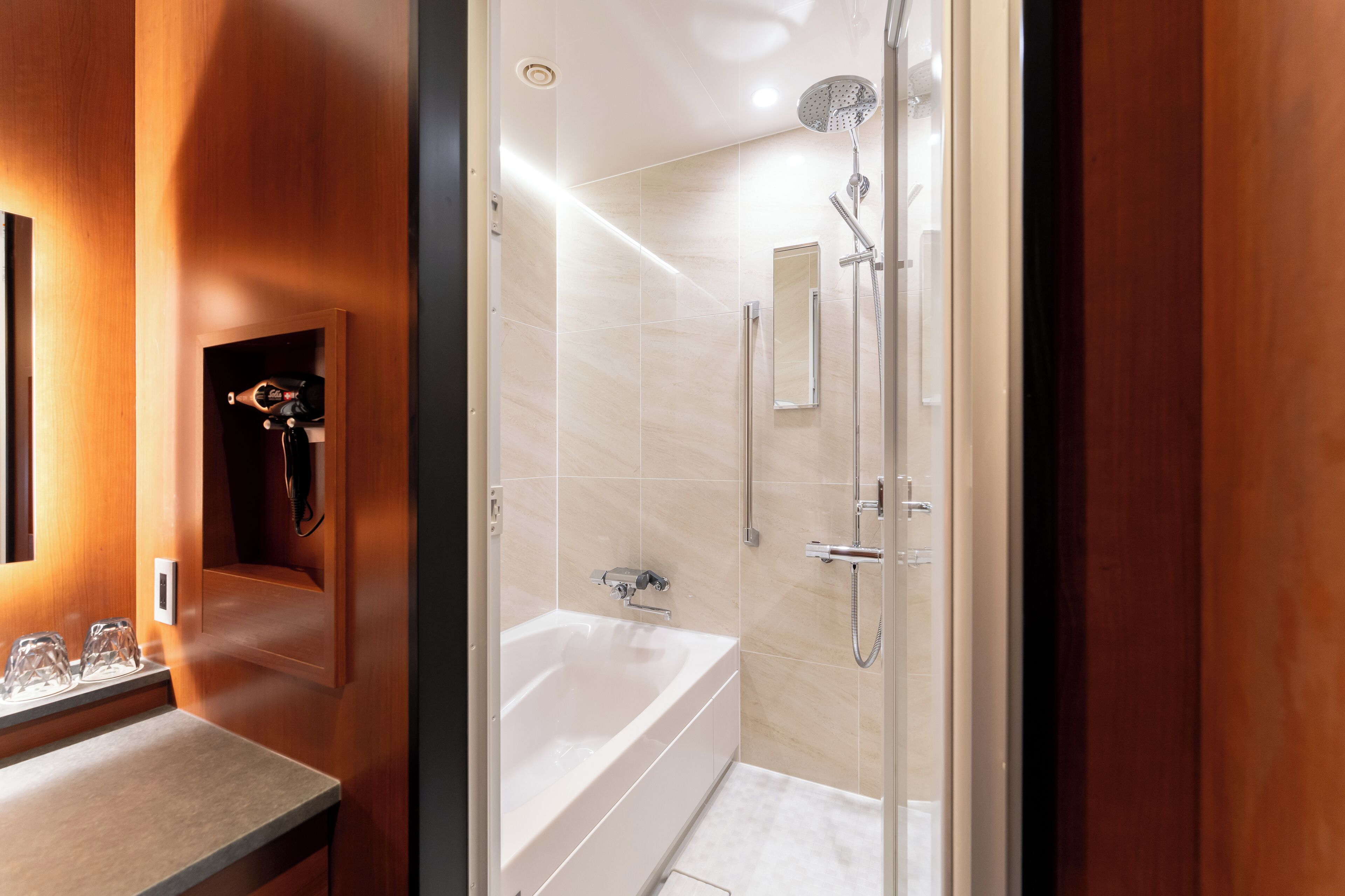 combined shower/bathtub, deep-soaking bathtub, free toiletries