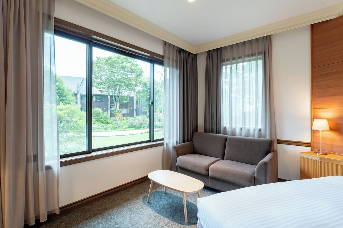 grand twin room, non smoking | premium bedding, down duvets, pillow-top beds, in-room safe