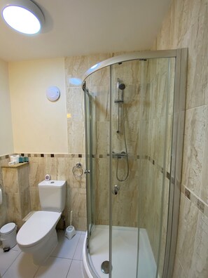 Shower, towels - Buckingham Hotel (High Wycombe)