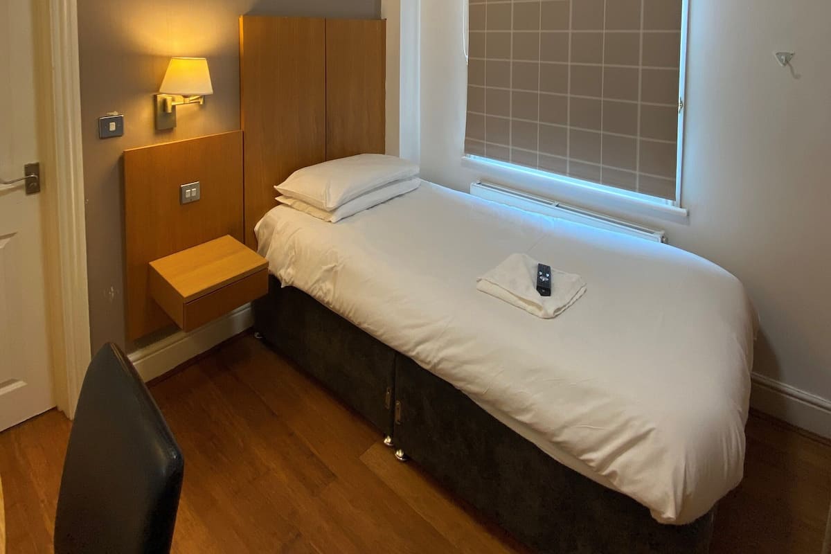 Ropa de cama de alta calidad y espacio para trabajar con laptop