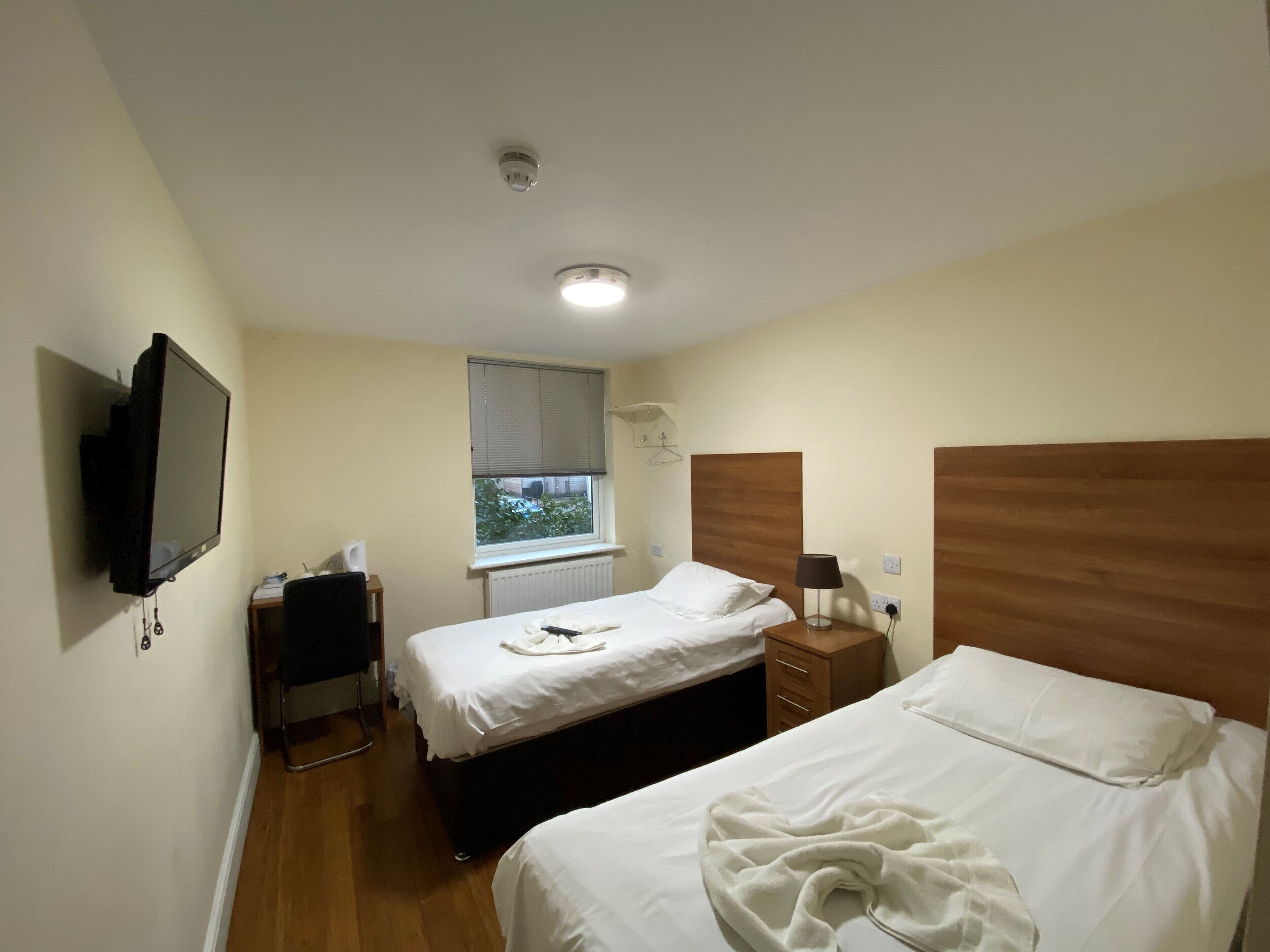 标准双床房 | 高档床上用品、办公桌、笔记本电脑工作区、熨斗/熨板