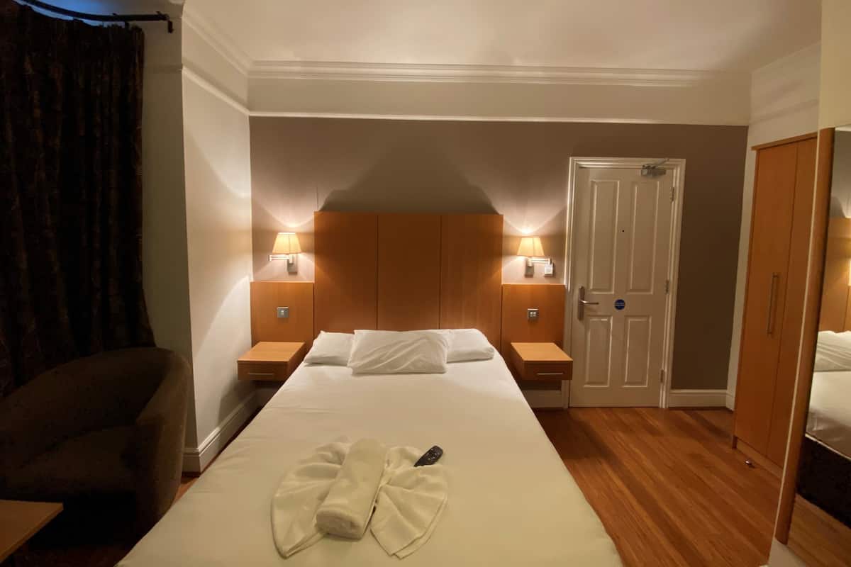 Ropa de cama de alta calidad y espacio para trabajar con laptop