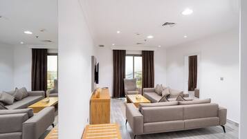 Deluxe Suite | Living area