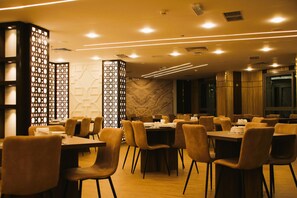 2 restaurantes; se sirven desayunos