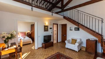 Phòng Suite có tầm nhìn toàn cảnh, quang cảnh thành phố | 1 phòng ngủ, minibar, két bảo mật tại phòng, bàn