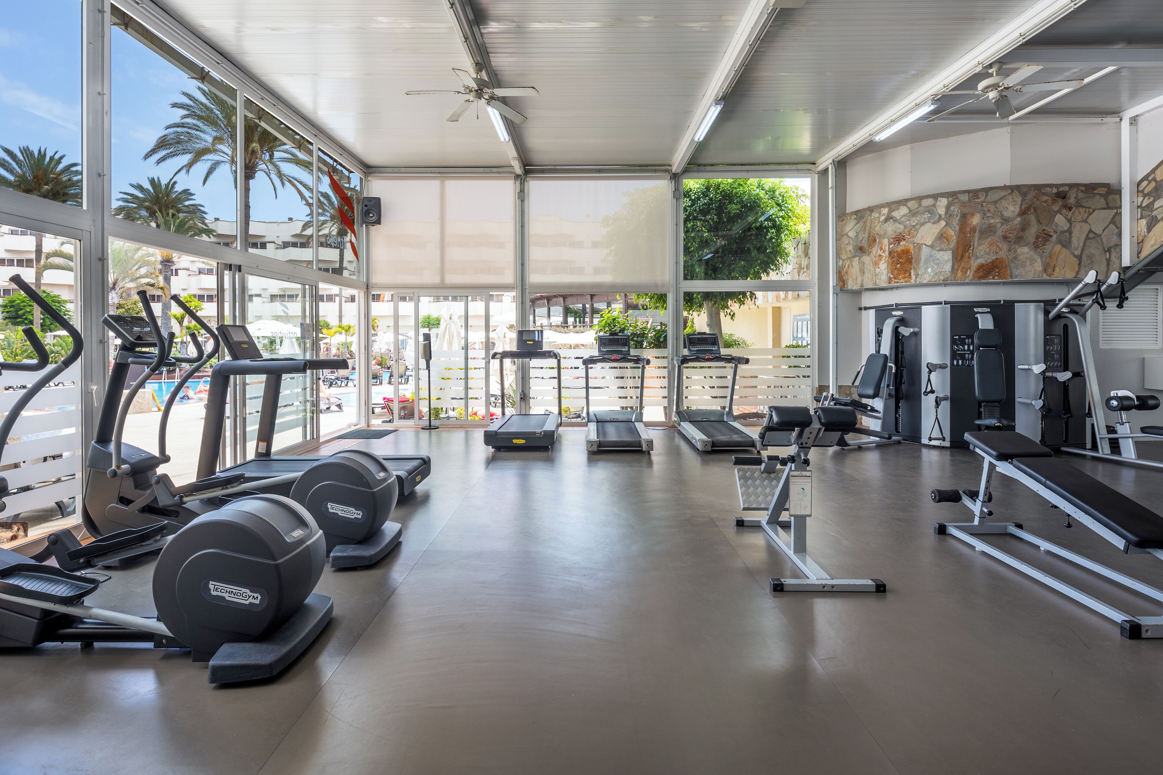 Een sportschool met loopbanden, elliptische trainers en krachtapparaten.
