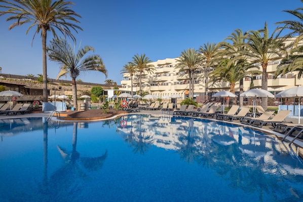 3 outdoor pools