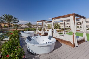 Desk, soundproofing, free WiFi, bed sheets