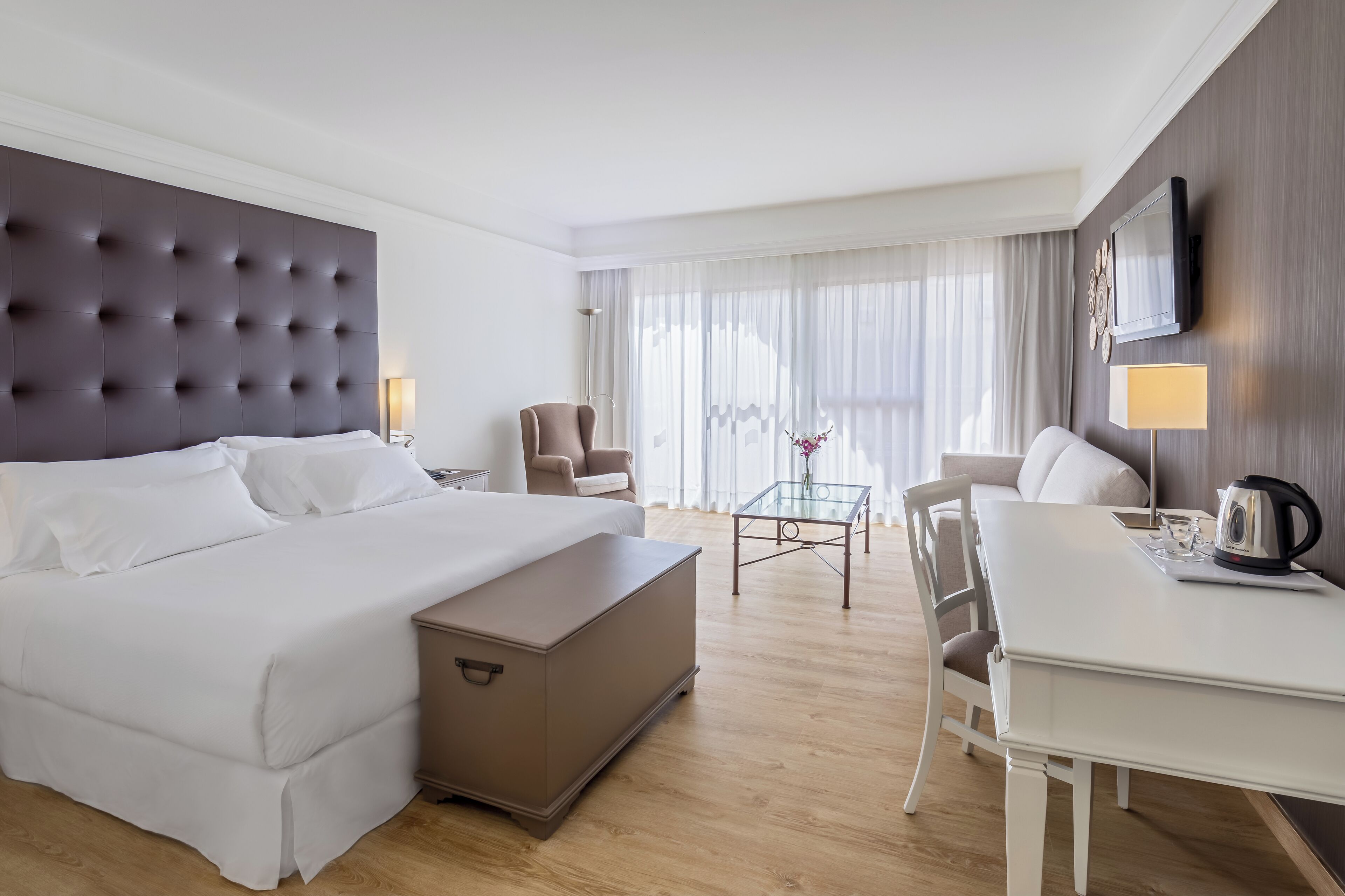 Desk, soundproofing, free WiFi, bed sheets