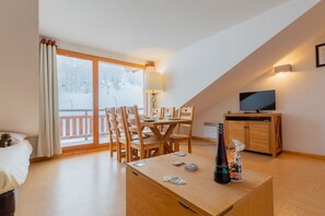 Appartement 3 pièces - 7 personnes | Área de sala de estar | Televisión de 90 cm con canales digitales 