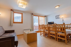 Appartement 3 pièces + coin montagne en duplex - 10 personnes | Living area | 90-cm TV with digital channels