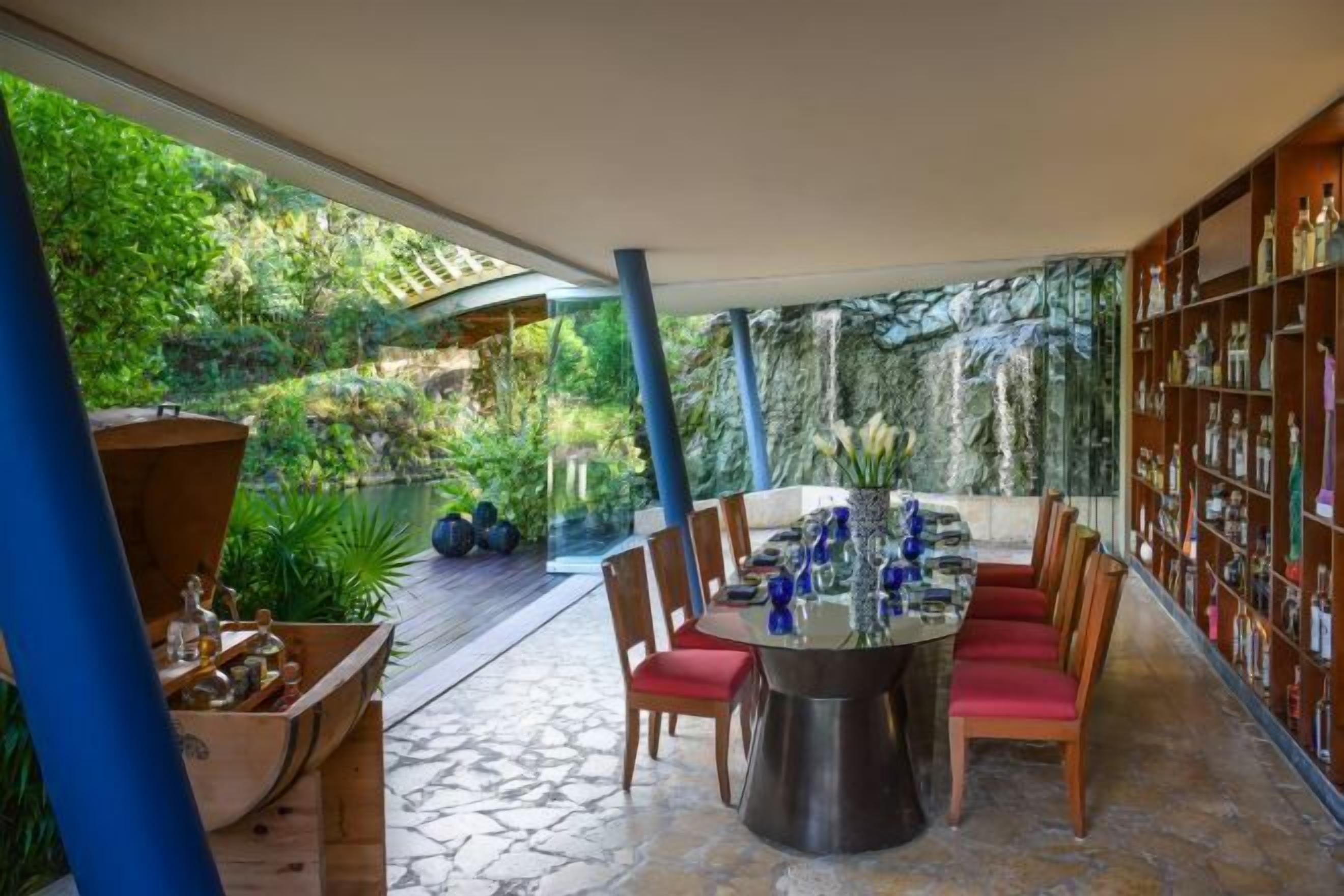 Bar (on property) | 3 bars/lounges, 2 beach bars