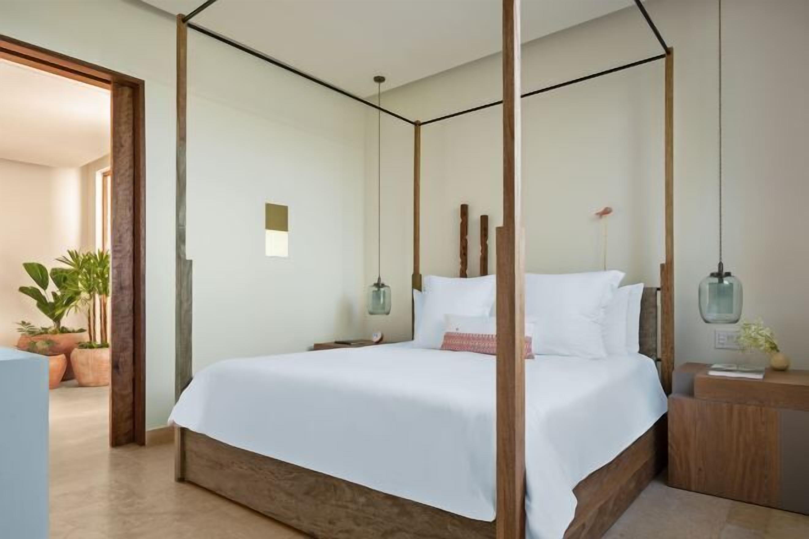 เครื่องนอนระดับพรีเมียม, มินิบาร์, ตู้นิรภัยในห้องพัก, โต๊ะทำงาน