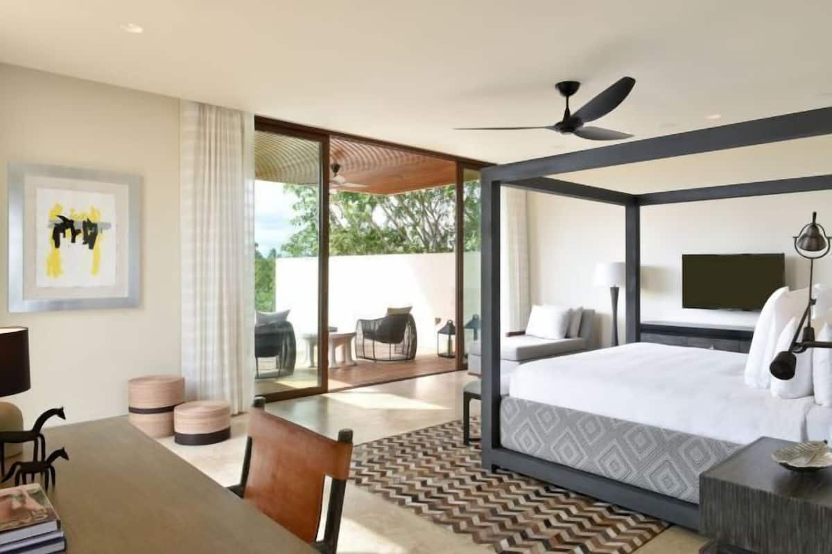 Premium bedding, minibar, in-room safe, desk