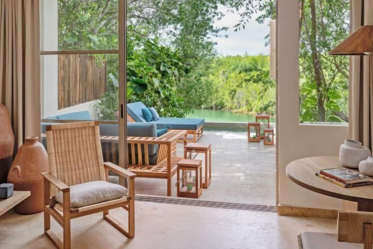 Woonruimte | Smart-tv, een iPod-dock en betaalfilms