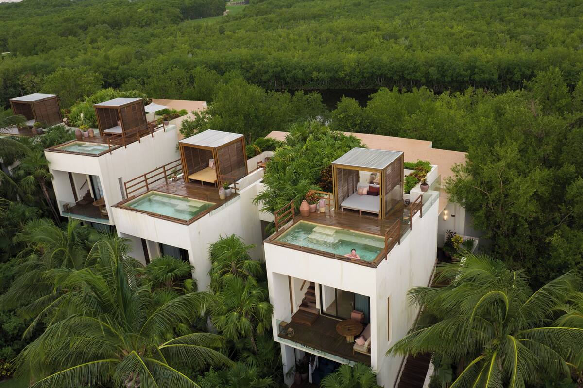 ห้องสวีท, วิวทะเล (Rooftop) | เครื่องนอนระดับพรีเมียม, มินิบาร์, ตู้นิรภัยในห้องพัก, โต๊ะทำงาน