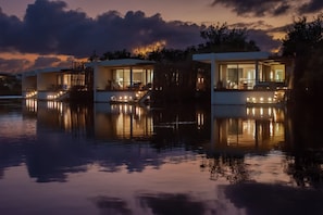 Premium bedding, minibar, in-room safe, desk - Rosewood Mayakoba (Playa del Carmen)