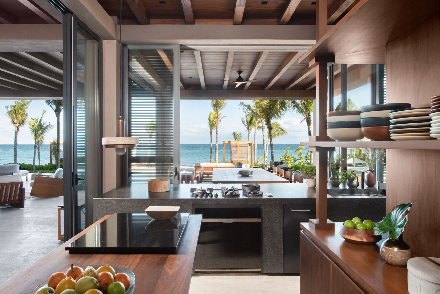 Villa, frente al mar | Cocina compartida | Cafetera y tetera, refrigerador, microondas y parrilla de estufa