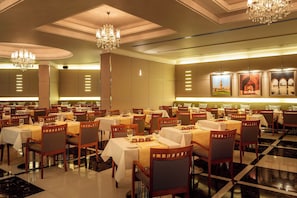 Sarapan bufet setiap hari (AED 70 seorang)