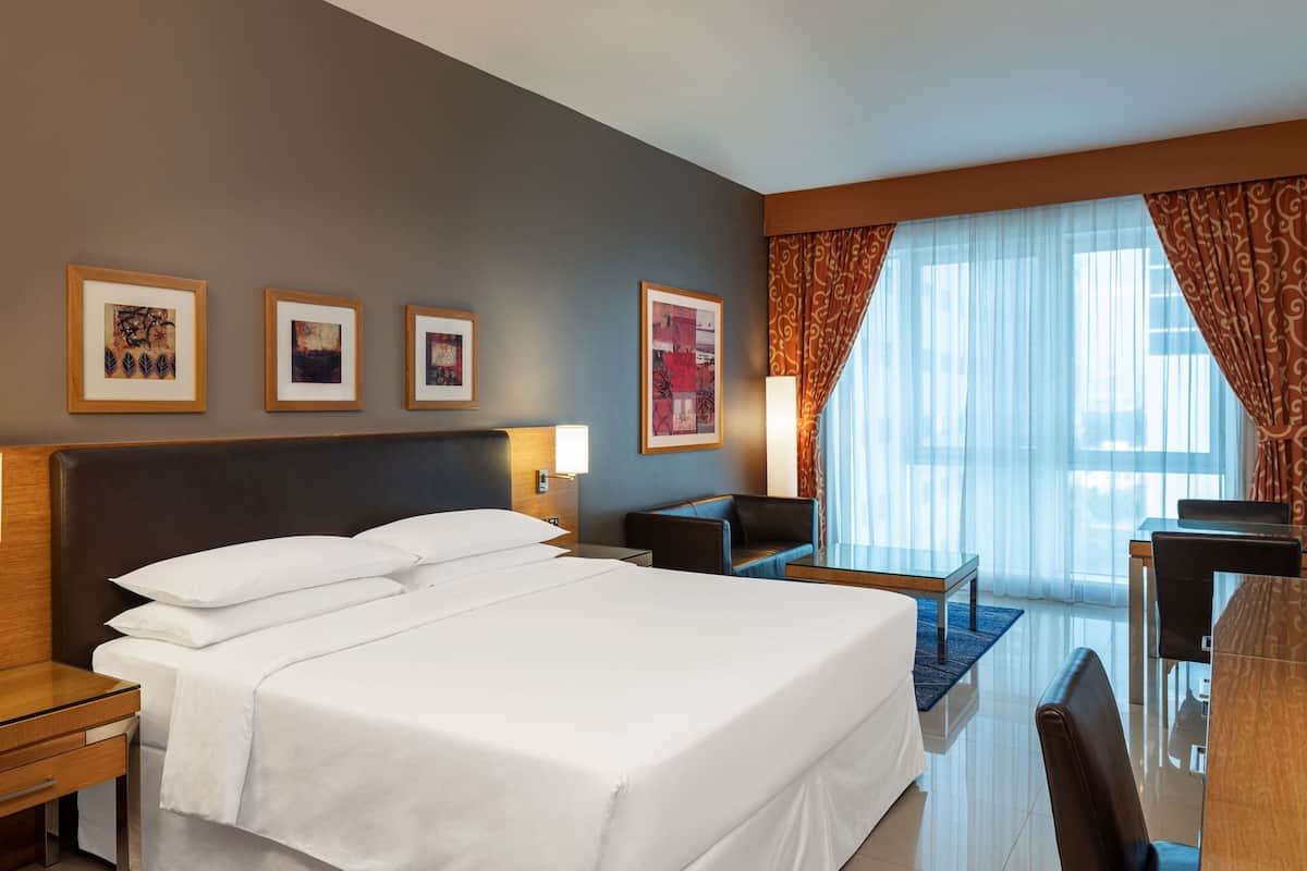 Classic Room, 1 King Bed, Non Smoking - Complimentary Shuttle Service to Dubai Mall and Kite Beach | 1 bedroom, hypo-allergenic bedding, minibar, in-room safe
