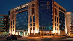 Moderni hotelli, jonka julkisivussa on suuri ja näkyvä Four Points by Sheraton -kyltti. Rakennus on kulmatontilla, ja siinä on suuret ikkunat sekä hyvin valaistu julkisivu.