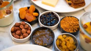 Petit déjeuner buffet (14 EUR par personne)