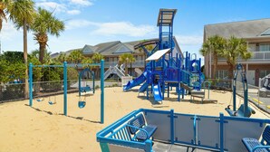 Un parque infantil con columpios, toboganes y estructuras para escalar.