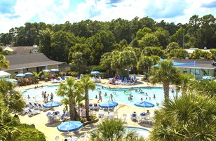 Una piscina techada, una piscina al aire libre, sombrillas