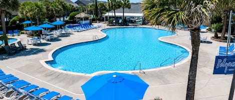 Piscine intérieure, piscine extérieure, parasols, chaises longues