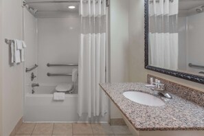 Regadera, amenidades de baño de diseñador, secadora de cabello, toallas 
