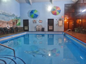 Una piscina techada, una piscina al aire libre de temporada