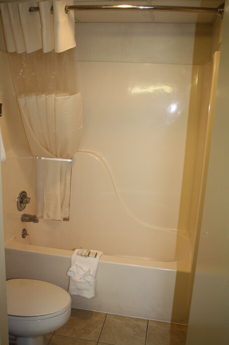 Baymont by Wyndham Pigeon Forge near Island Drive - Image 11