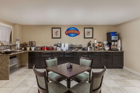 Baymont by Wyndham Pigeon Forge near Island Drive - Image 15