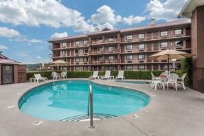 Indoor pool, seasonal outdoor pool, pool loungers