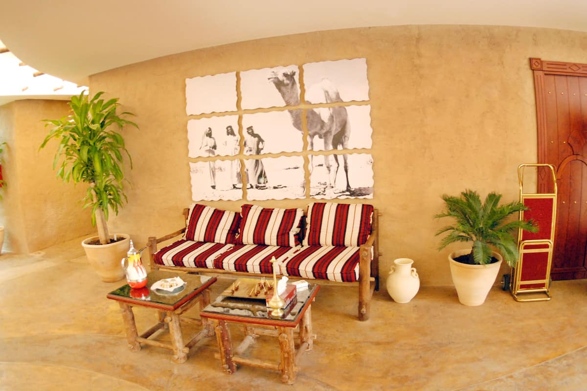 serves breakfast, lunch and dinner