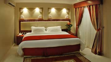 Suite Deluxe | 1 chambre, coffres-forts dans les chambres, bureau, rideaux occultants