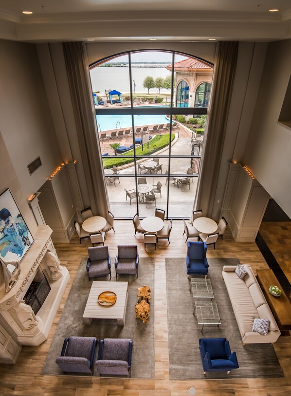 Coin salon dans le hall