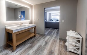 King Suite, Room, 1 King Bed | Bathroom | Designer toiletries, hair dryer, towels, soap - Hilton Dallas/Rockwall Lakefront (Rockwall)