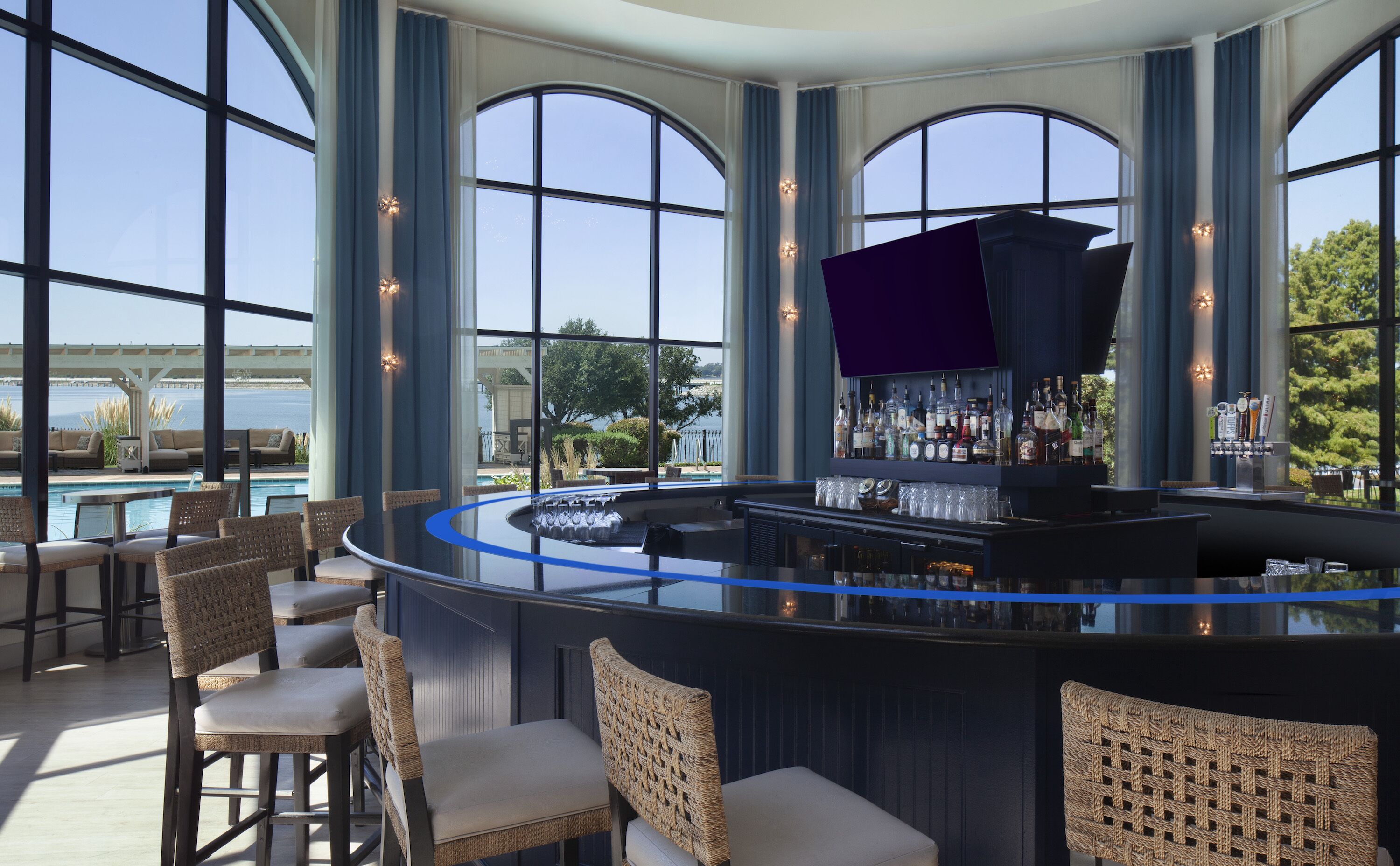 Serves lunch, dinner and happy hour