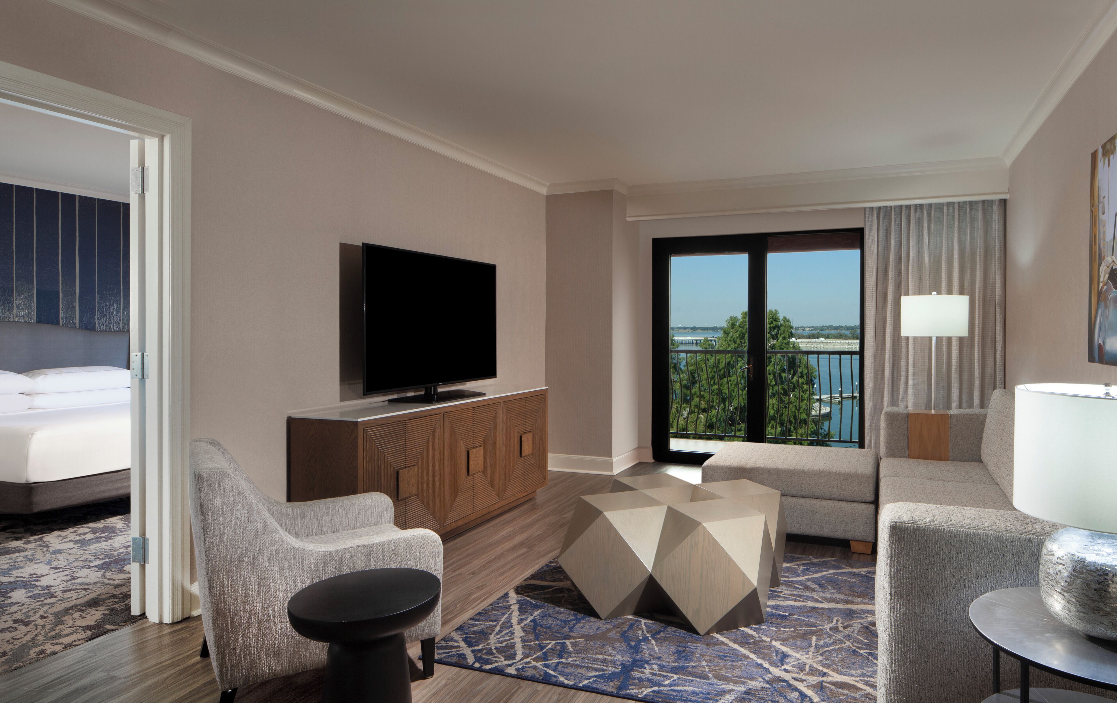 King Suite, Habitación | Área de sala de estar | Televisión LCD de 55 pulgadas con canales vía satélite y televisión 