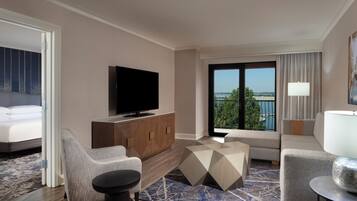 King Suite, Habitación | Área de sala de estar | Televisión LCD de 55 pulgadas con canales vía satélite y televisión