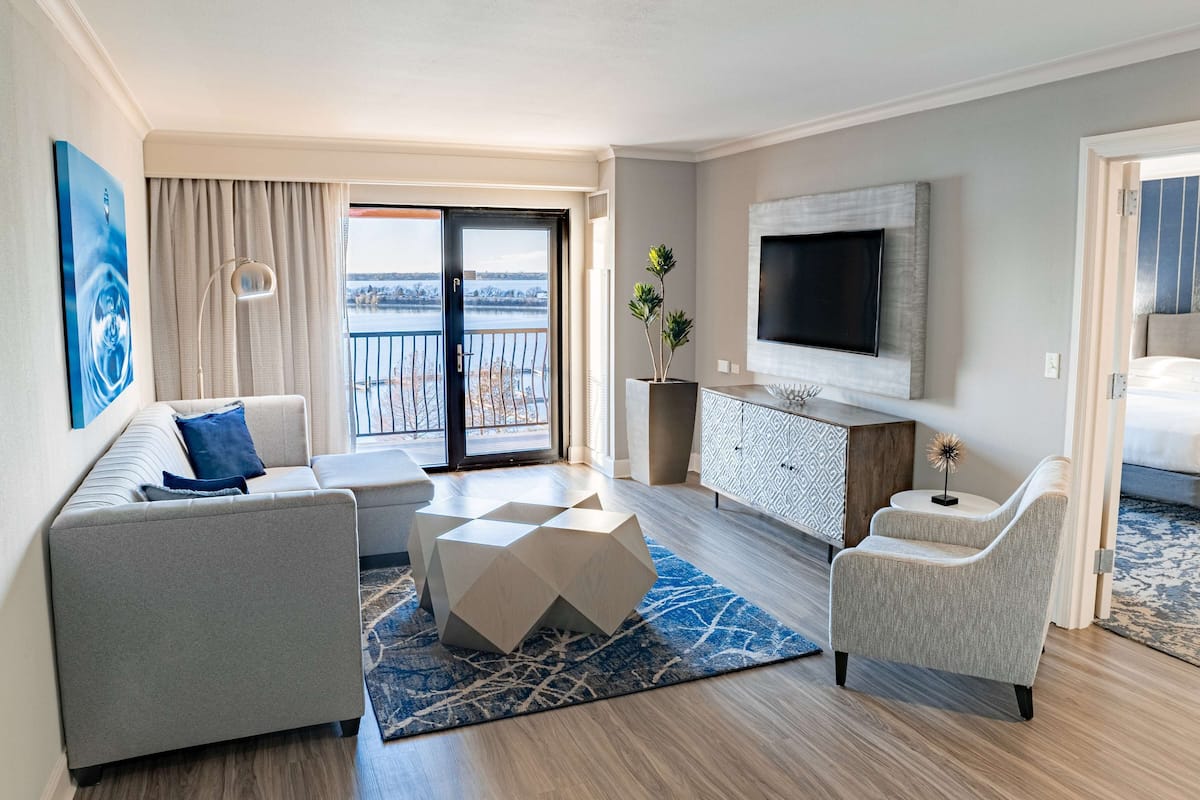 Suite, 1 King Bed, Balcony (High Floor) | Living area