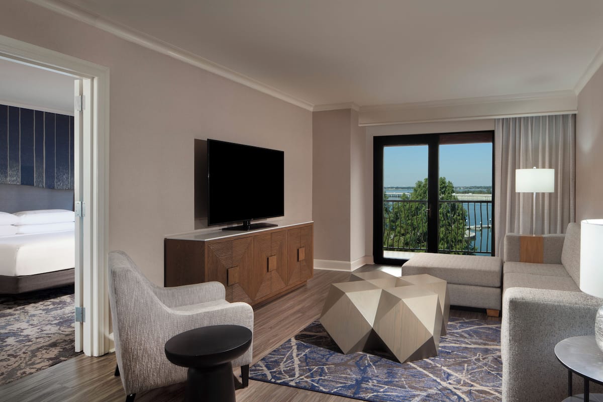 Suite, 1 kingsize bed, balkon (High Floor) | Woonruimte | Een 32-inch lcd-televisie met satellietzenders en een televisie